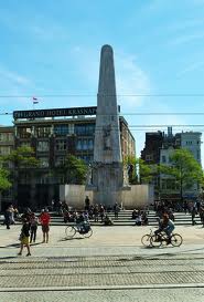 Een Egyptische obelisk in Amsterdam na de oorlog had wenkbrauwen doen rijzen. Een eigentijdse fallus loopt minder in de gaten.