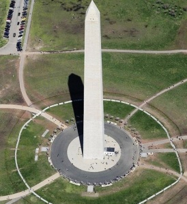 Dezelfde concentrische patronen rondom het fallische Washington Monument als die in Amsterdam en Vaticaanstad